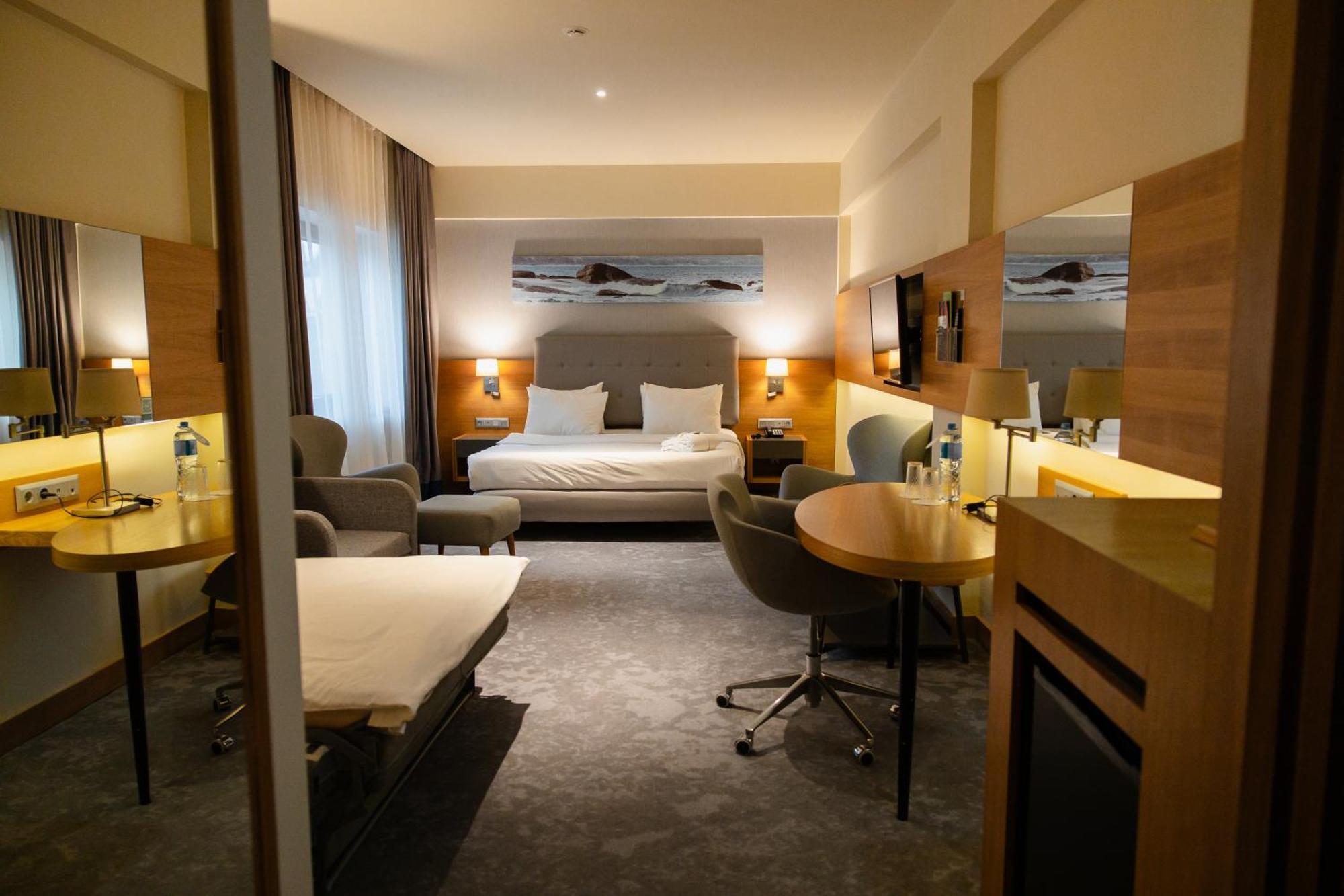 Holiday Inn - Aktau - Seaside By Ihg Ngoại thất bức ảnh