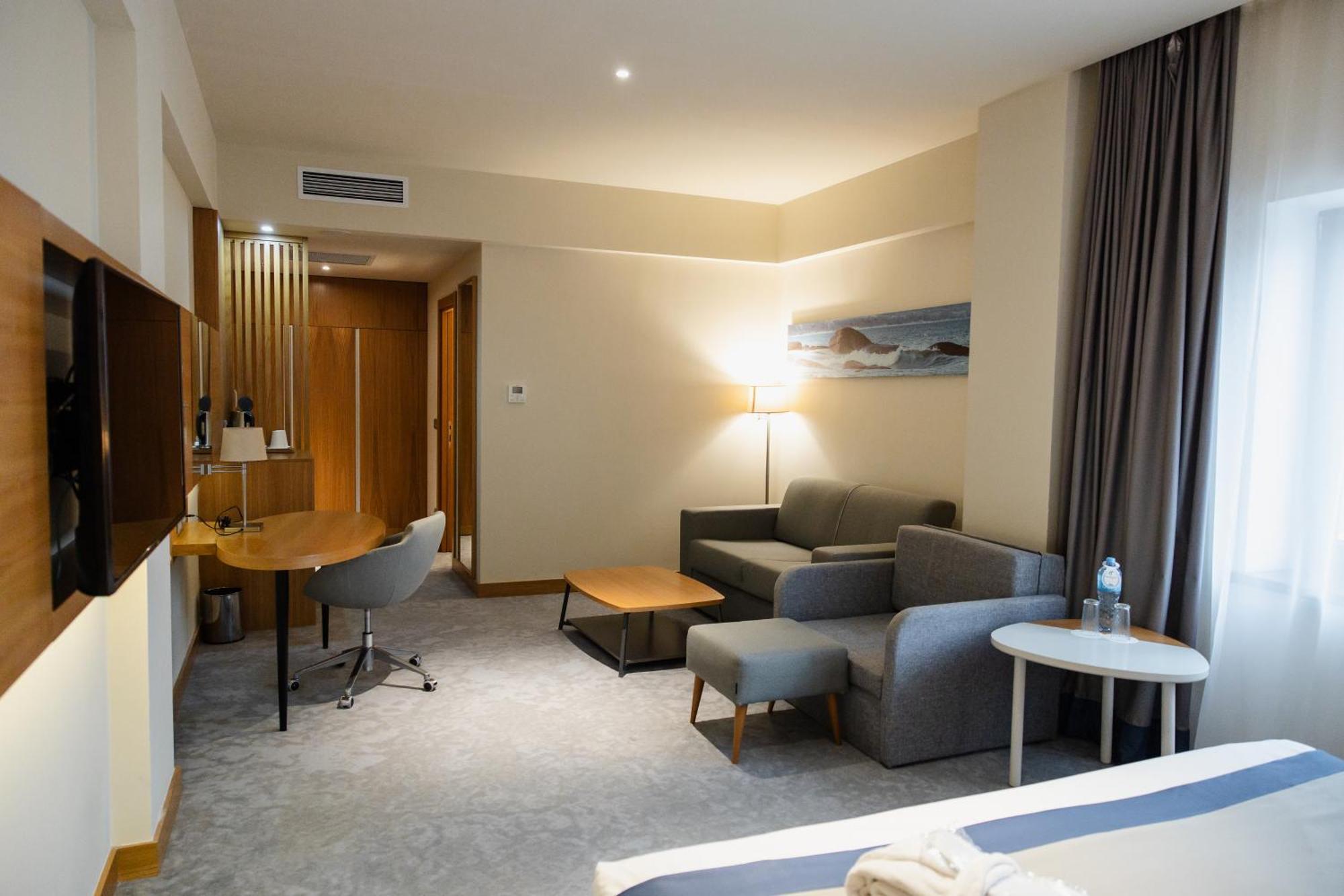 Holiday Inn - Aktau - Seaside By Ihg Ngoại thất bức ảnh