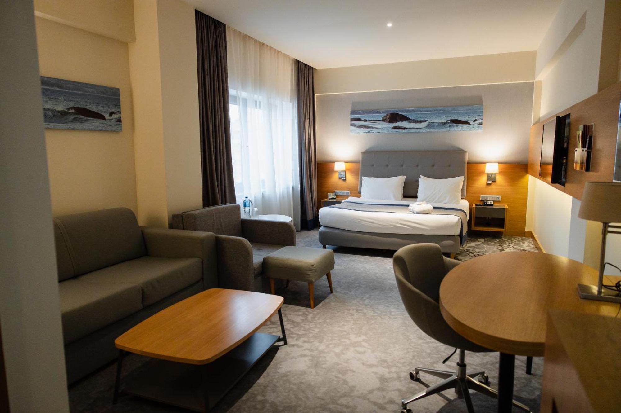 Holiday Inn - Aktau - Seaside By Ihg Ngoại thất bức ảnh